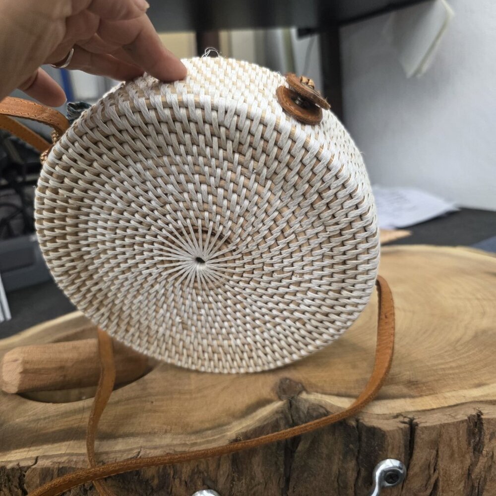 White Wicker Seashells Round Rattan Crossbody Purse Leather Strap Summer boho - Picture 3 of 8